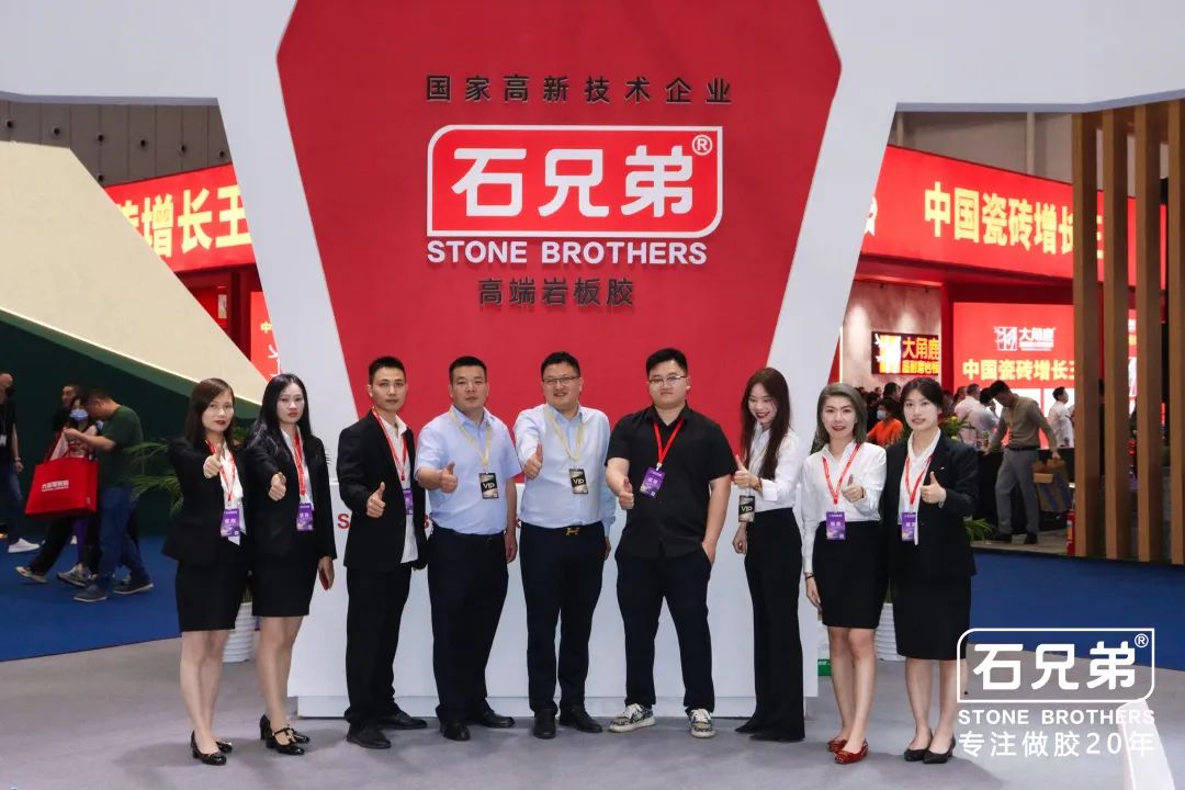 吸睛模特展示產(chǎn)品秀，石兄弟人氣燃爆亞洲最大陶瓷展！